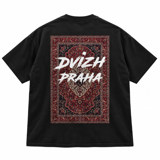 Чёрная футболка «Уют. Легенда» DVIZH PRAHA сзади, большой красно-синий ковровый принт и белый логотип.